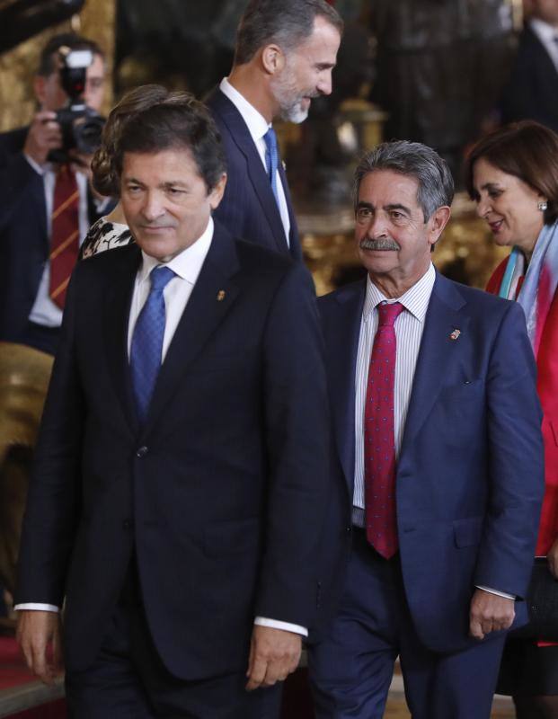 Javier Fernández ha coincidido con Miguel Ángel Revilla en la recepción en el Palacio Real. 