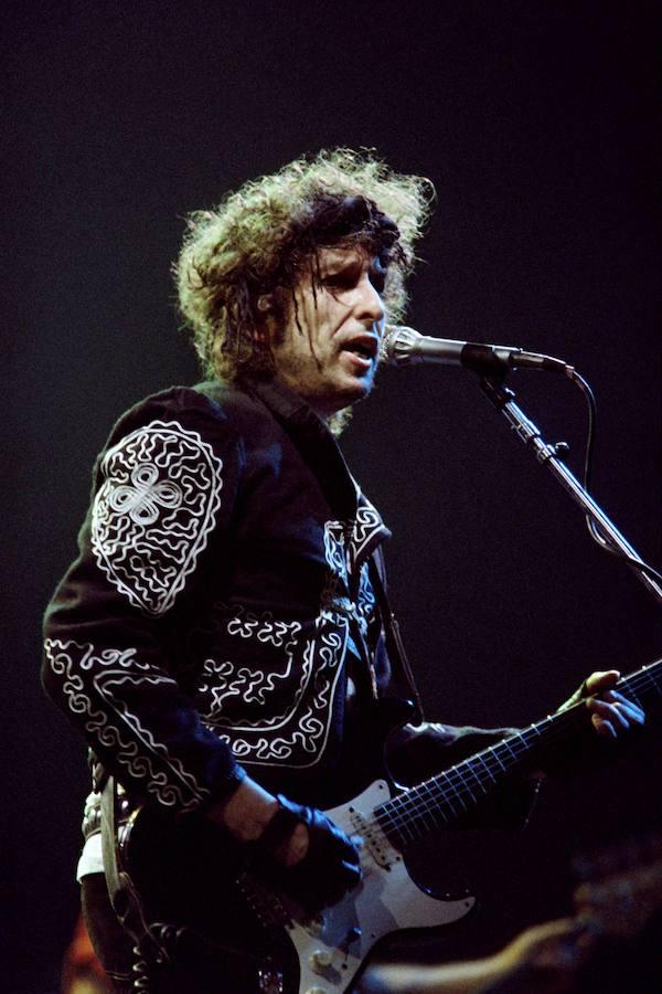 Dylan durante un concierto en París en el año 1987