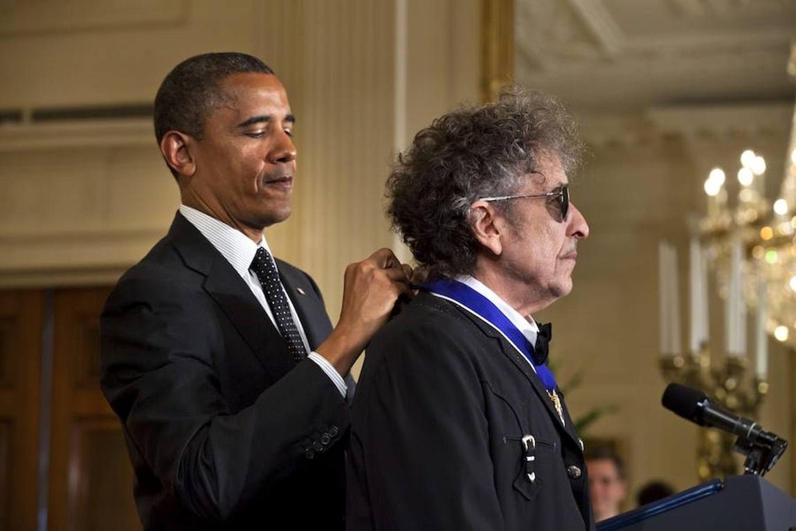 Bod Dylan recibiendo la Medalla de la Libertad de manos del presidente estadounidense, Barack Obama, en 2012. 