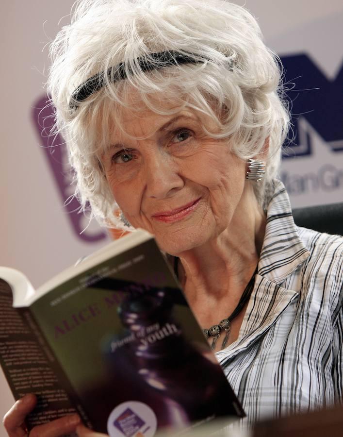 Año 2013: Alice Munro (Ontario, 1931) recibe el Premio Nobel en reconocimiento a una obra cargada de relatos y narrativa de calidad. La Academia la definió como «Maestra del relato corto».. AFP