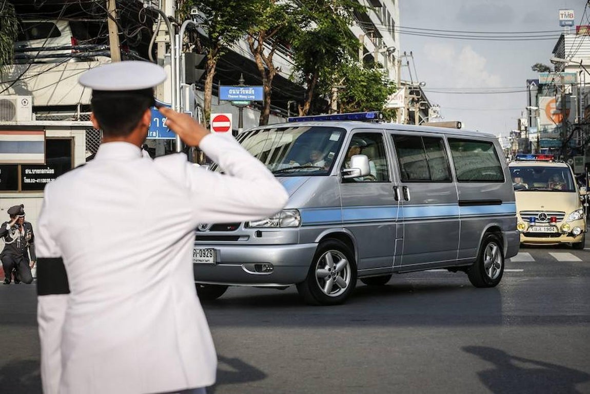 El féretro del Rey Bhumibol de Tailandia sale en procesión del hospital de Bangkok. Efe