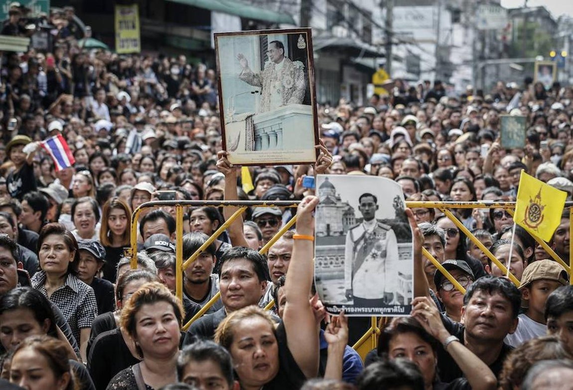Tailandeses muestran retratos con la imagen del Rey Bhumibol Adulyadej a la entrada del hospital Siriraj en Bangkok. Efe