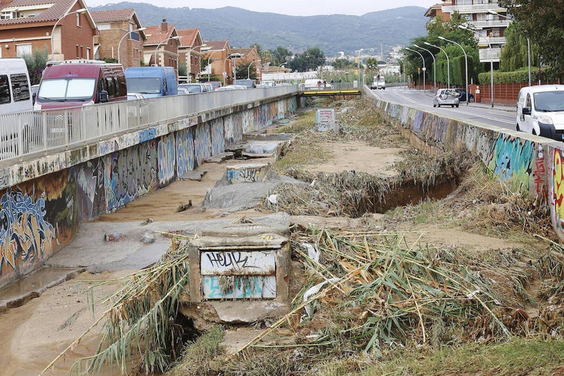 La riera de Vilassar de Mar (Barcelona) este jueves después del temporal que el día anterios azotó la comarca barcelonesa del Maresme.. 