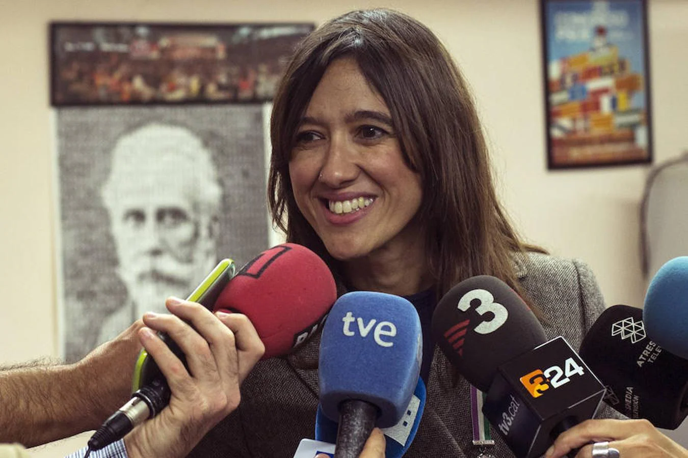 La candidata Nuria Parlón ha atendido a los medios tras votar en Santa Coloma de Gramenet, en las elecciones primarias del PSC