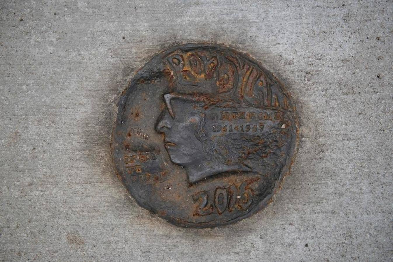 Medalla conmemorativa en su casa de Duluth, en la que se lee «En Bob confiamos»
