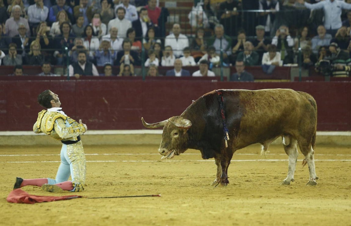 Padilla, en un desplante a cuerpo limpio. 