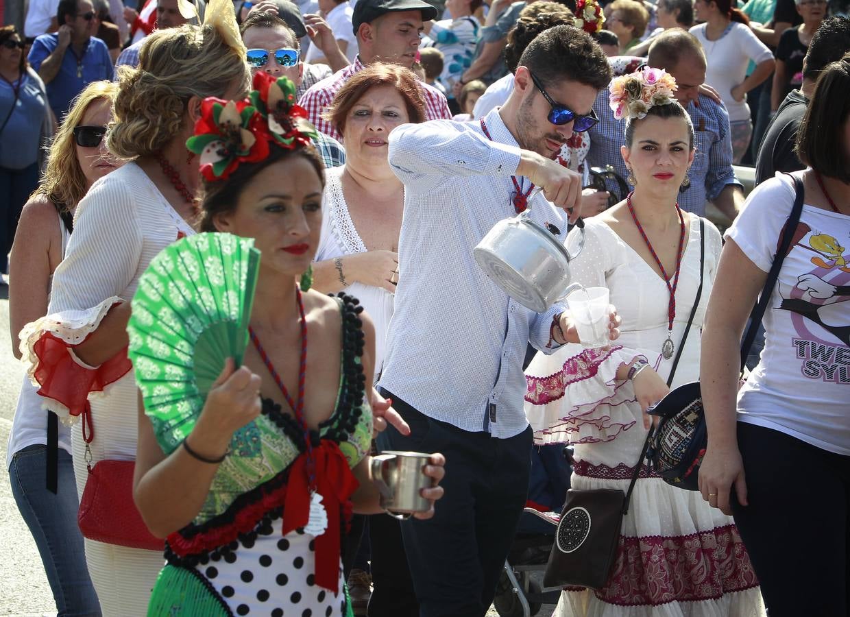 Miles de personas acompañan a la Virgen de Valme en su romería