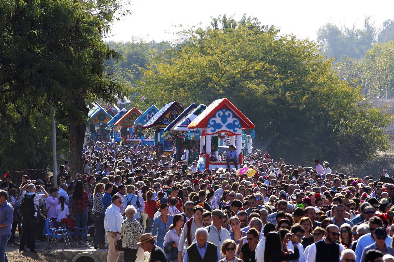 Miles de personas acompañan a la Virgen de Valme en su romería