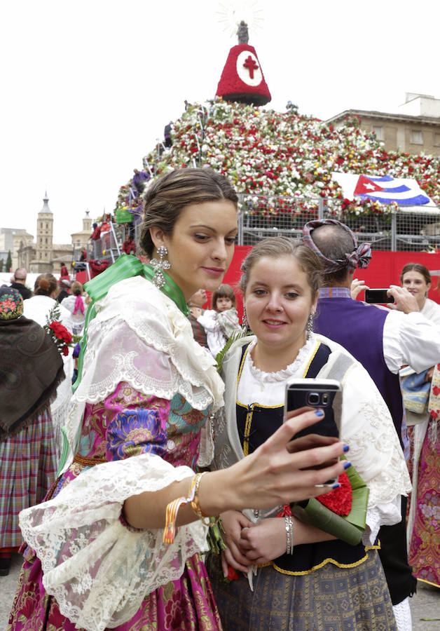 Miles de personas confeccionan con flores el manto de la Virgen del Pilar en Zaragoza