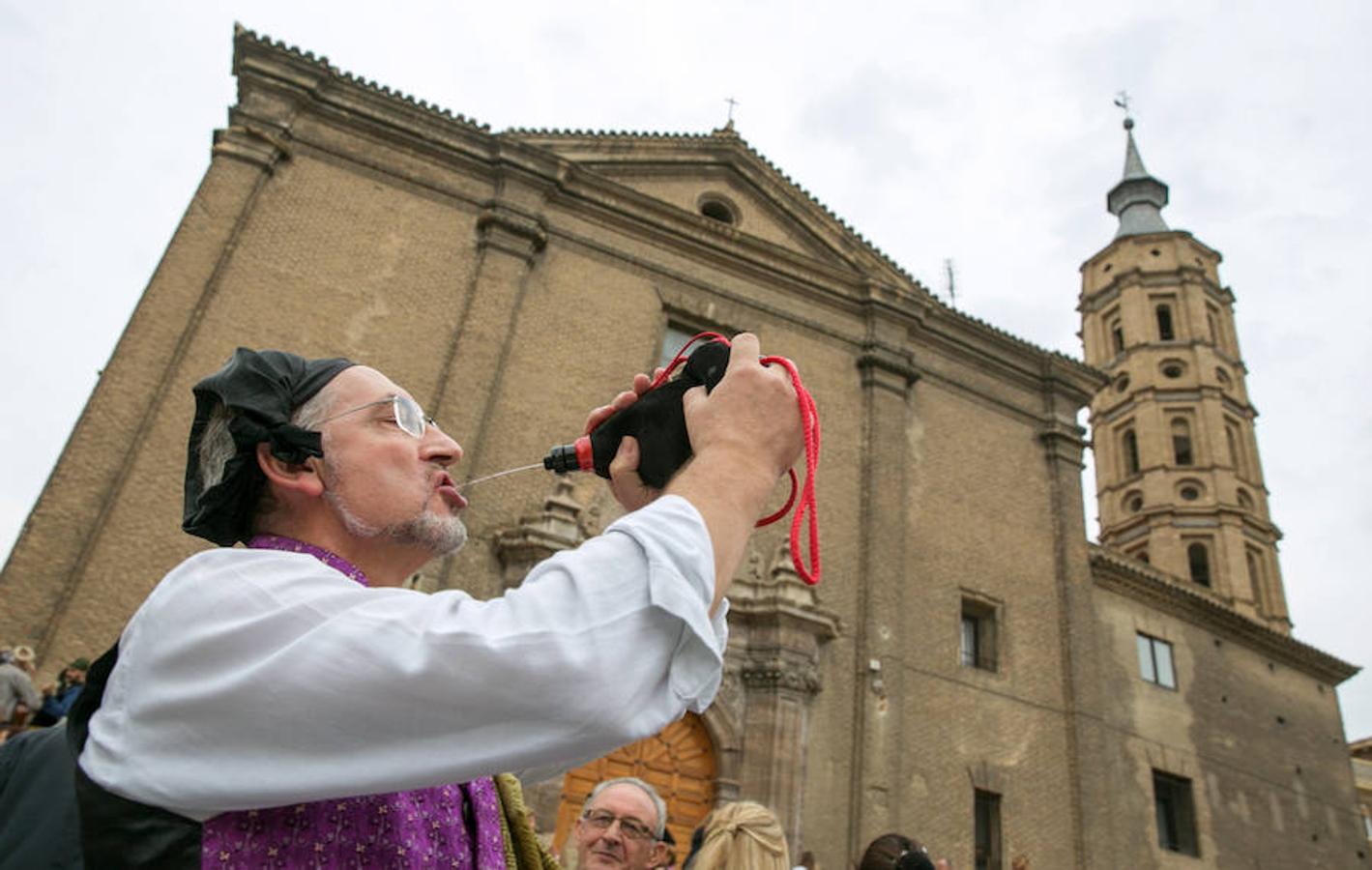 Miles de personas confeccionan con flores el manto de la Virgen del Pilar en Zaragoza