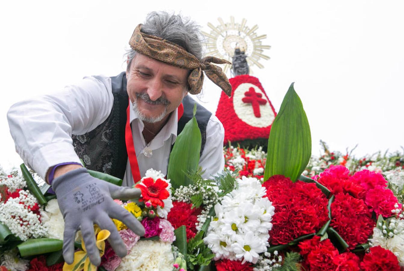 Miles de personas confeccionan con flores el manto de la Virgen del Pilar en Zaragoza