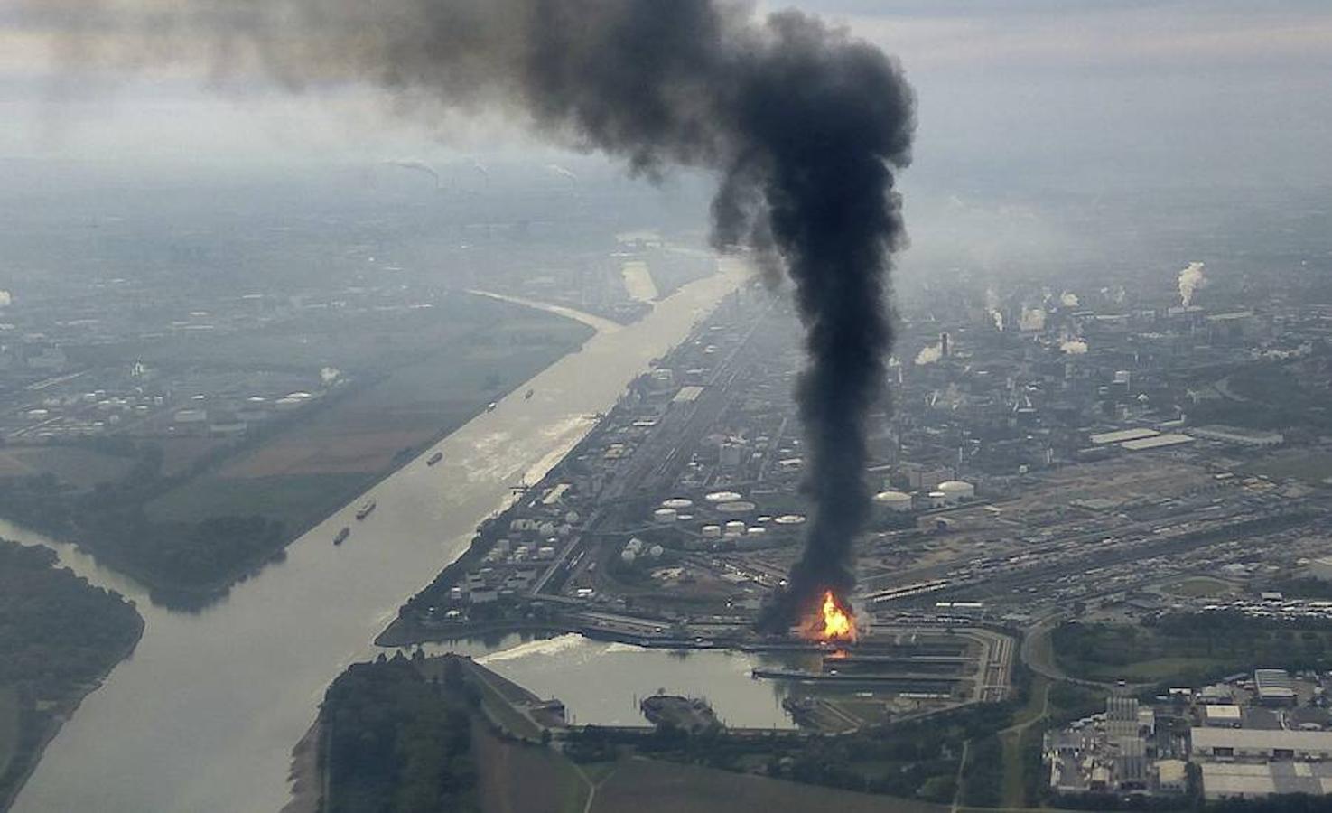 Vista aérea del incendio en la planta química de la compañía Basf en Ludwigshafen (Alemania).