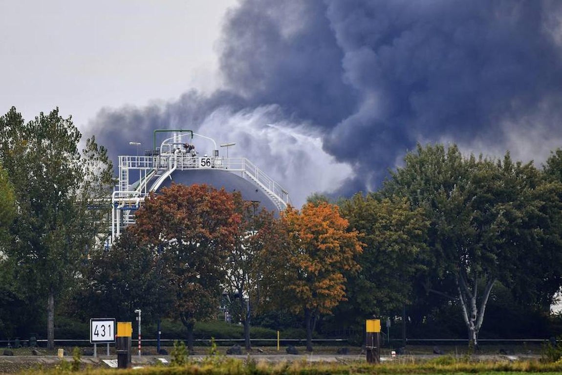 Varias personas han resultado heridas y un número indeterminado permanecen desaparecidas tras dos explosiones en principio no relacionadas en las plantas químicas del gigante alemán BASF en Lampertheim y Ludwigshafen (oeste de Alemania), dos localidades a apenas 30 kilómetros de distancia.. Efe