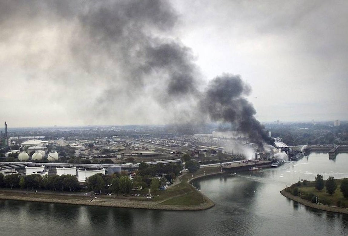 Vista aérea tomada por un dron que muestra a los servicios de emergencia mientras intentan apagar las llamas en el recinto de la compañía Basf en Ludwigshafen (Alemania).. Efe