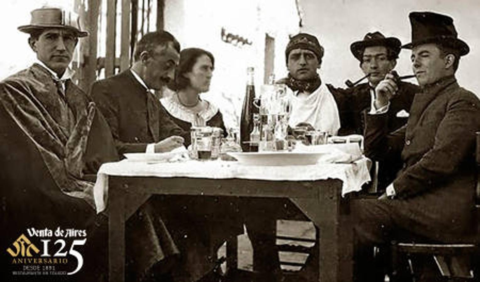 Una reunión de la Orden de Toledo en la Venta de Aires. De izquierda a derecha, Pepín Bello, José M. Villa, María Luisa González, Luis Buñuel, Salvadord Dalí y José María Hinojosa