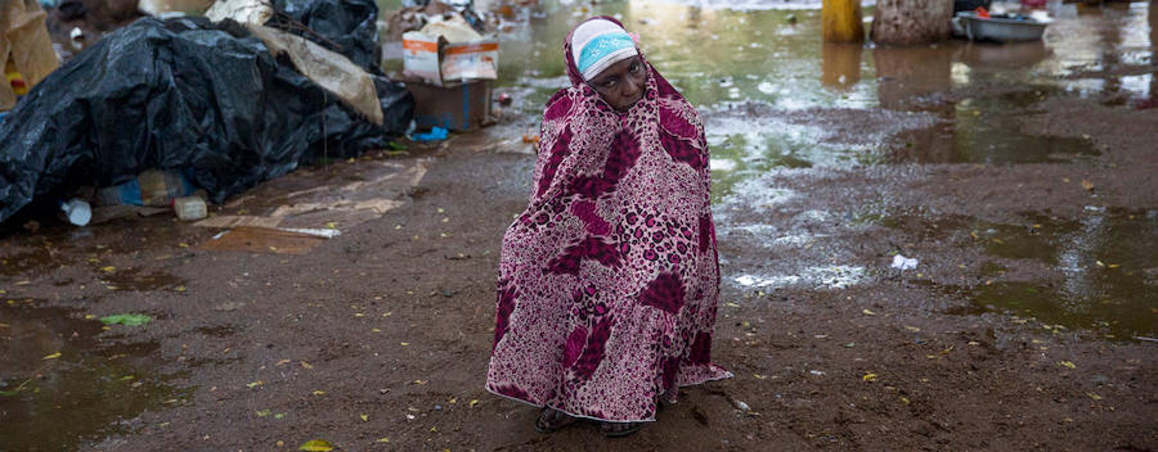 Esta mujer es una de las musulmanas desplazadas que buscaron refugio en el patio de la mezquita del enclave PK5 en Bangui. Durante la temporada de lluvias, la zona queda anegada y el agua entra en las tiendas de los desplazados. Quienes intentan salir del barrio son atacados por las milicias antibalakas.. 