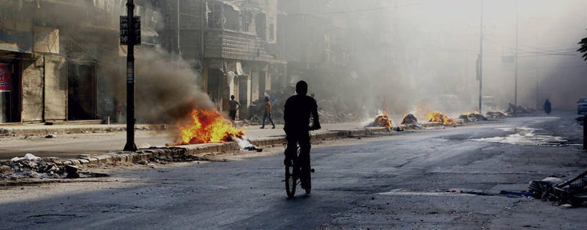 Poder huir de un país en guerra. Aunque muchos lo han intentado, dentro de Siria siguen viviendo más 6 millones de niños, mujeres y hombres asediados por la violencia, en zonas de difícil acceso para la ayuda humanitaria.Esta calle de Alepo podría ser la de cualquiera de las más de 100 localidades sitiadas por las armas. Podría ser el camino de una escuela, de un restaurante o de un parque con el infierno a los lados.. 