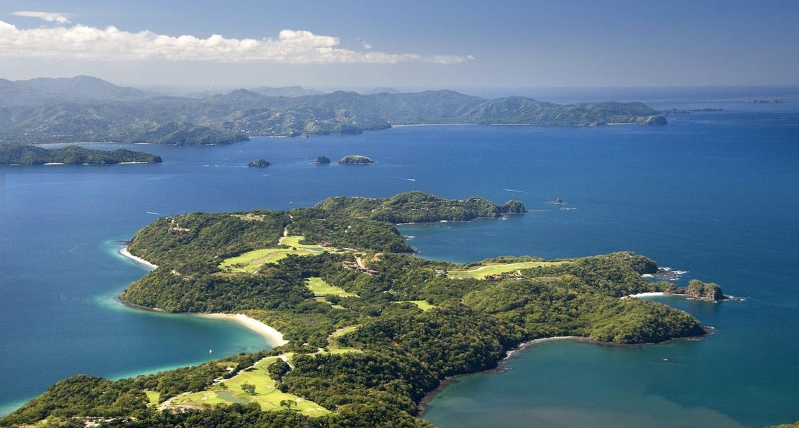 El reino del descanso. El Golfo del Papagayo es el territorio donde se han instalado muchos hoteles todo incluido en Costa Rica. Allí encontraremos algunas de las más afamadas playas del Pacífico, como Playa Flamingo o Plaza Azul. Tradicionalmente se ha conocido a esta zona como un paraíso para los observadores de aves y los amantes de la naturaleza.