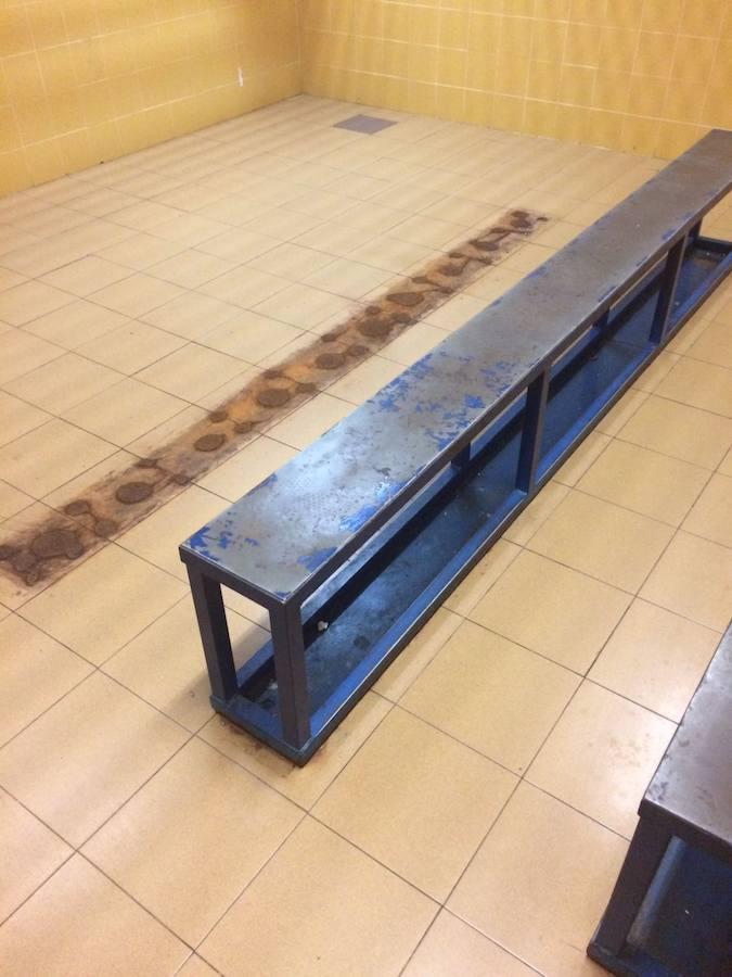 2. La huella en el suelo del banco arrancado para reventar la puerta del comedor