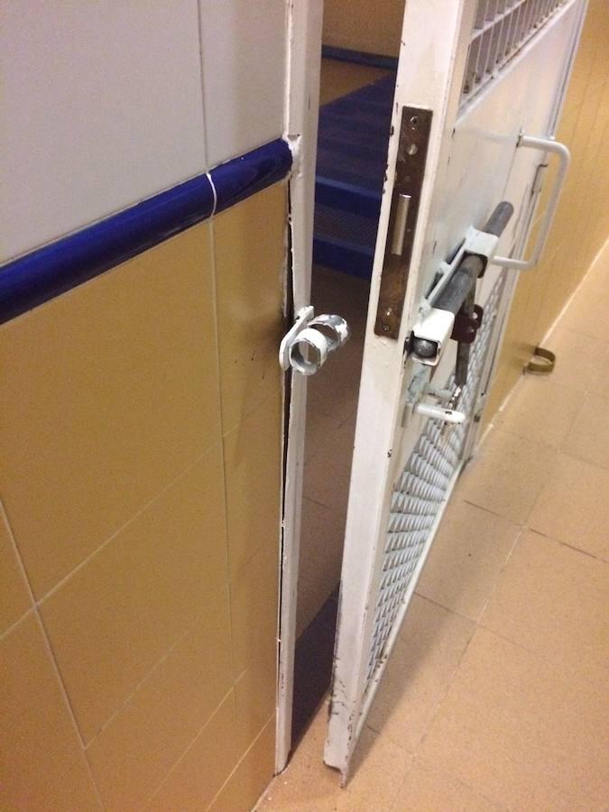 6. La puerta del comedor totalmente reventada después de que los internos consiguieran salir hacia la azotea