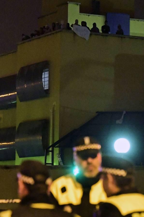 7. A media noche, dada la intransigencia de los amotinados, la UIP daba la orden de entrar en el centro