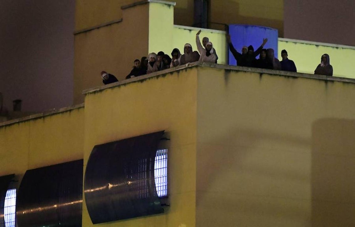 8. Los inmigrantes redujeron a los cinco ajentes que se encontraban en el turno de tarde/noche en las instalaciones del CIE