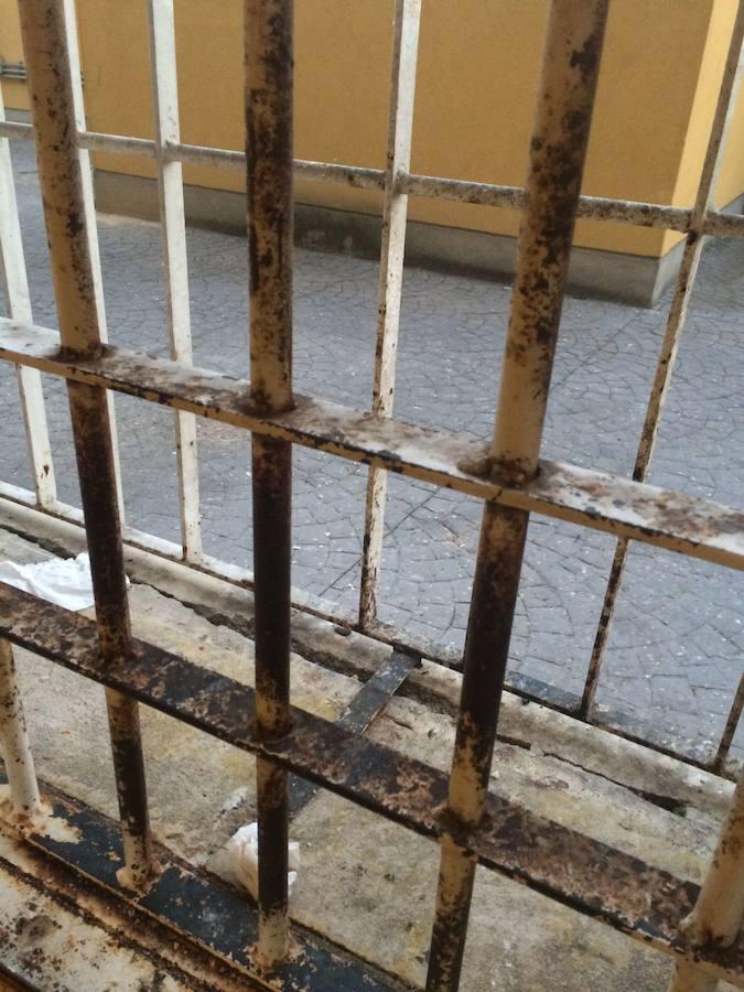 1. El anclaje de las rejas, agrietado, tras los intentos de asalto