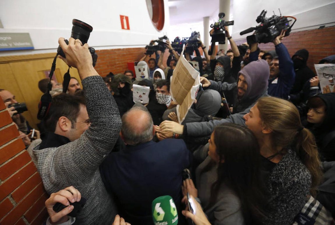 2. Los manifestantes han rodeado el aula magna «Tomás y Valiente» de la facultad de Derecho aporreando las puertas e intentando tirarlas abajo, mientras desde el interior, donde permanece un centenar de personas, el personal de la facultad trataba de impedirlo