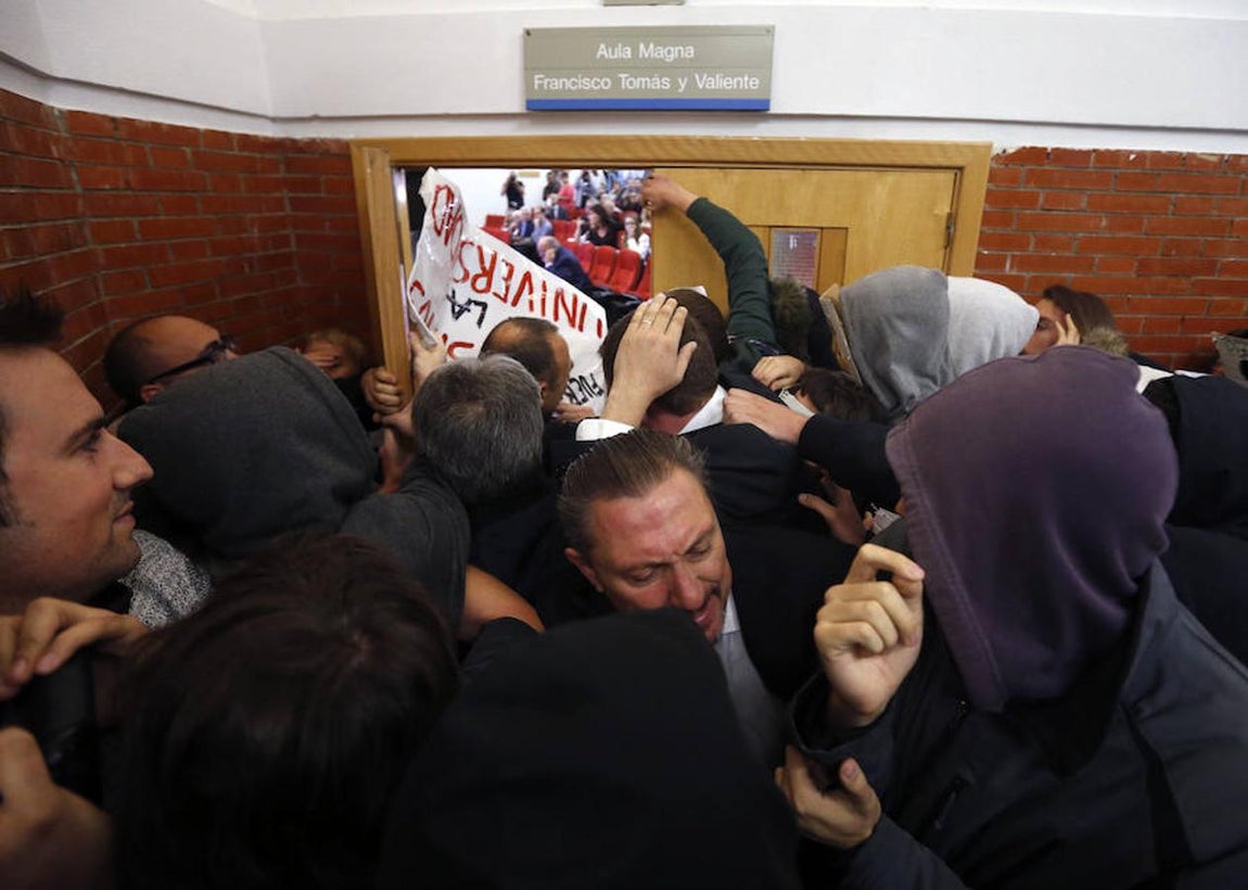 4. En el exterior de la facultad, los manifestantes han repartido unos folletos en los que afirman que se consideran «legitimados para realizar un boicot a la presencia de estos dos seres nauseabundos que representan lo peor de lo viejo y que no termina de morir»