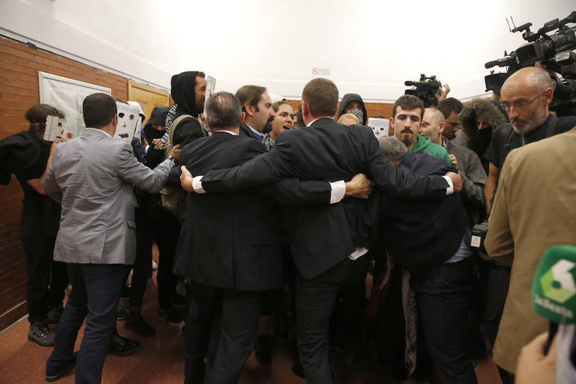 6. Los manifestantes se habían convocado a través de las redes sociales con un cartel en el que anunciaban que acudirían a la universidad «dos de los seres más poderosos y siniestros del país», en alusión a Felipe González, y al periodista Julián Cebrián