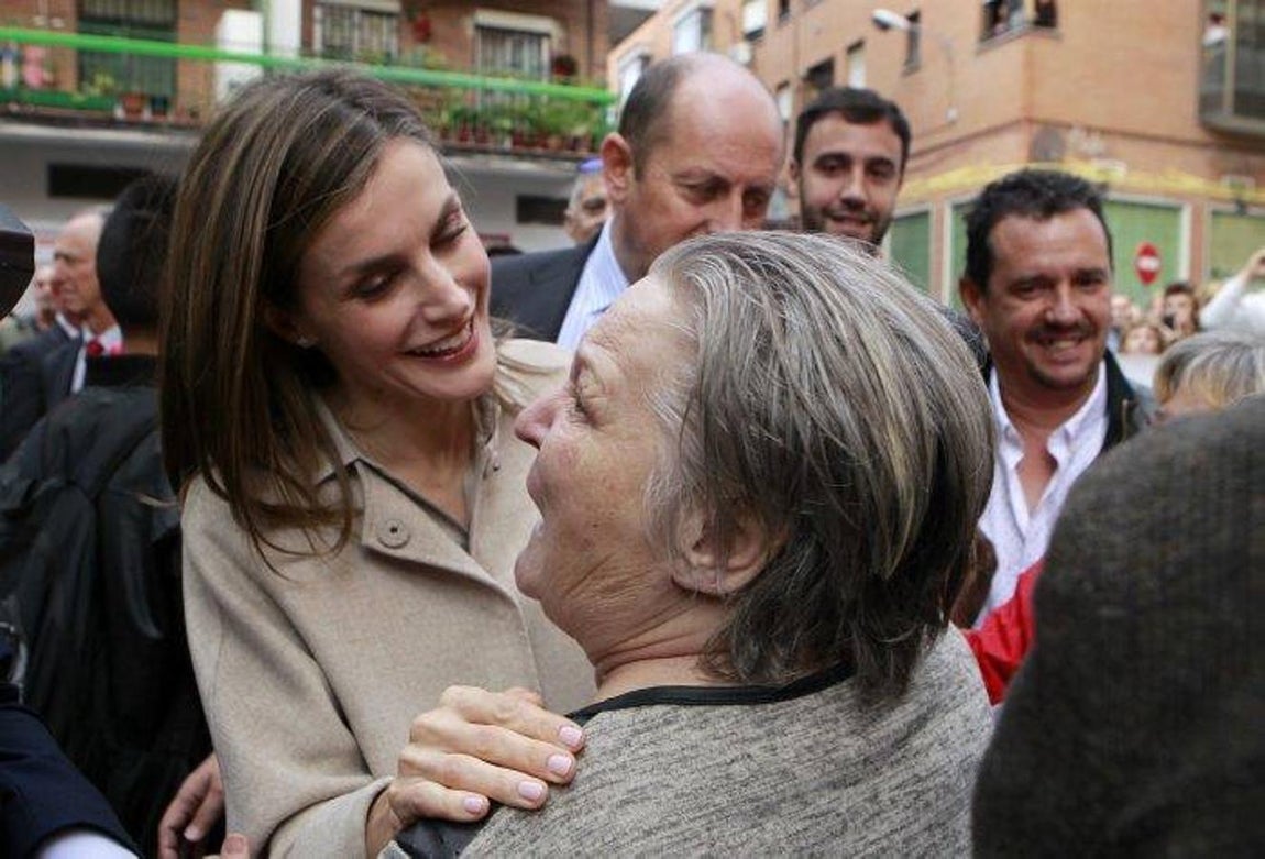 Al término de la reunión, la Reina departió con los representantes de las entidades autonómicas miembro de la Confederación Salud Mental España, así como con las personas que trabajan en la entidad. 
