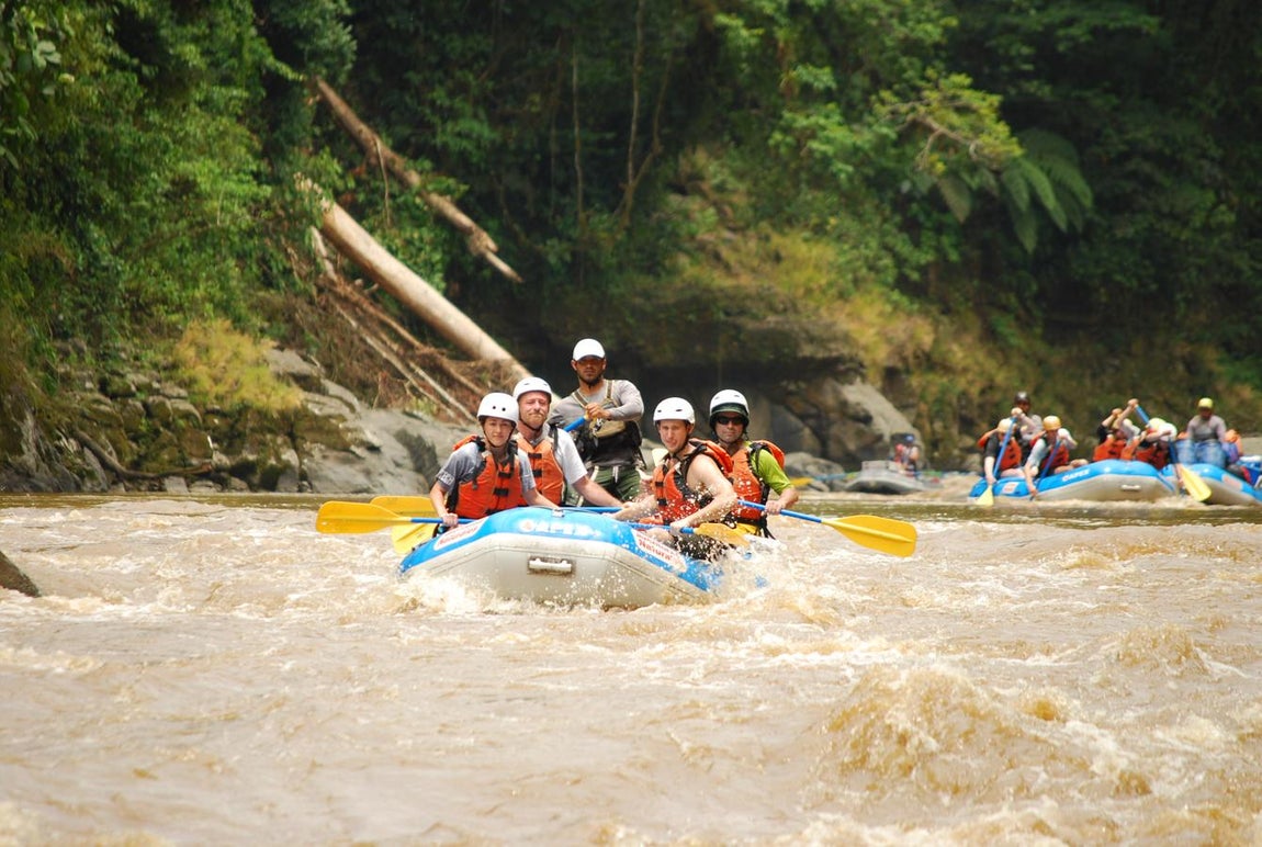 Uno de los mejores rafting del mundo. El Pacuare nace a unos 2.000 m. de altitud en la vertiente Atlántica de la cordillera de Talamanca y recorre aproximadamente 108 km. hasta su desembocadura en la zona central del Caribe costarricense. Para inolvidable, el descenso del río, clasificado por National Geographic entre los diez mejores del mundo para la práctica del rafting.
