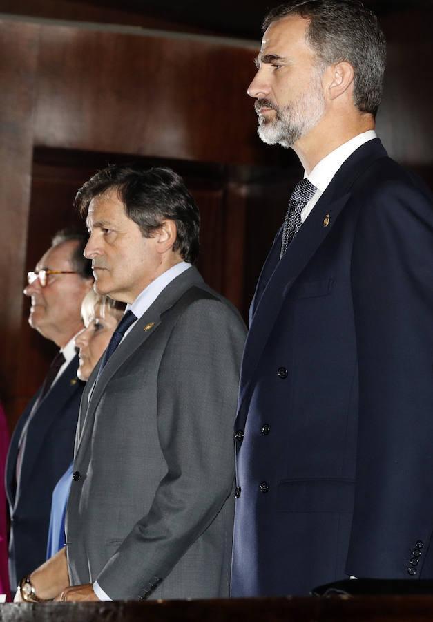 El Rey Felipe VI, junto al presidente del Principado de Asturias, Javier Fernández. 