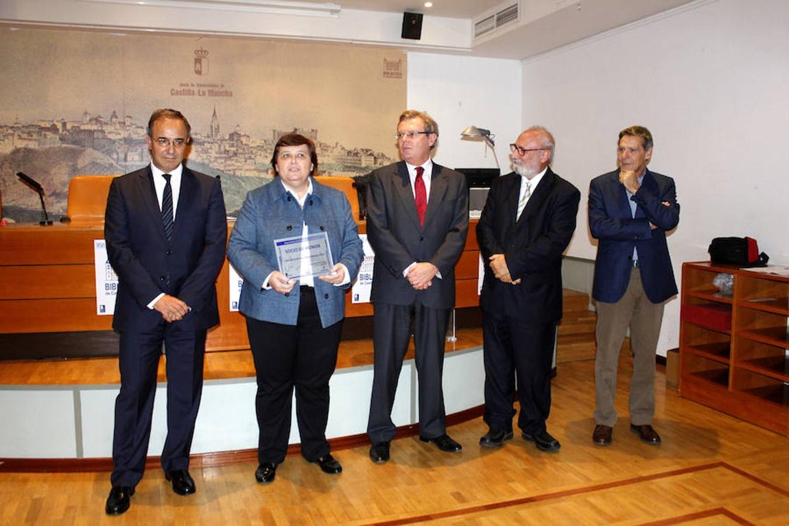 La directora del Centro de Estudios de Castilla-La Mancha, María Esther Almarcha Núñez-Herrador, recogió el premio acompañada por el rector de la Universidad de Castilla-La Mancha, Miguel Ángel Collado. 