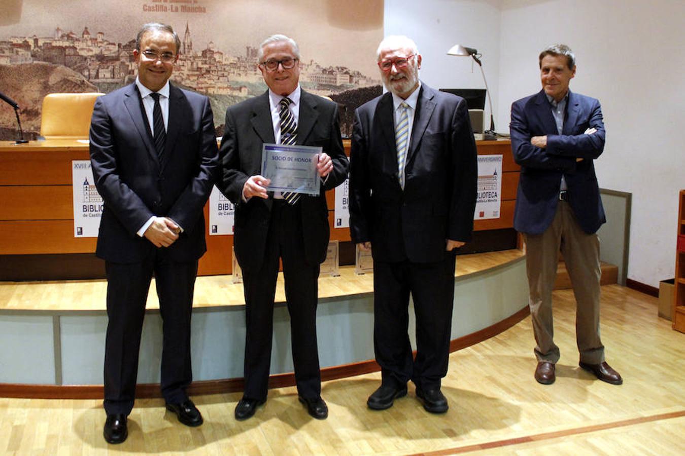 Ricardo Sánchez Candelas, con su placa como socio de honor de la Biblioteca de Castilla-La Mancha