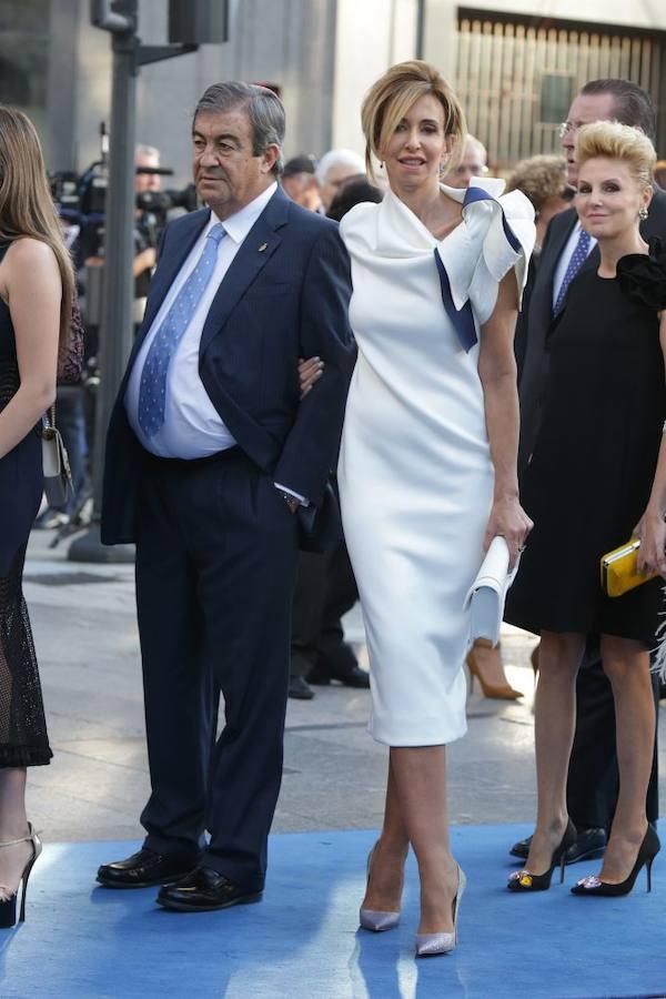 El político Francisco Alvarez Cascos asistió a la entrega de premios acompañado de su esposa, María Porto. 