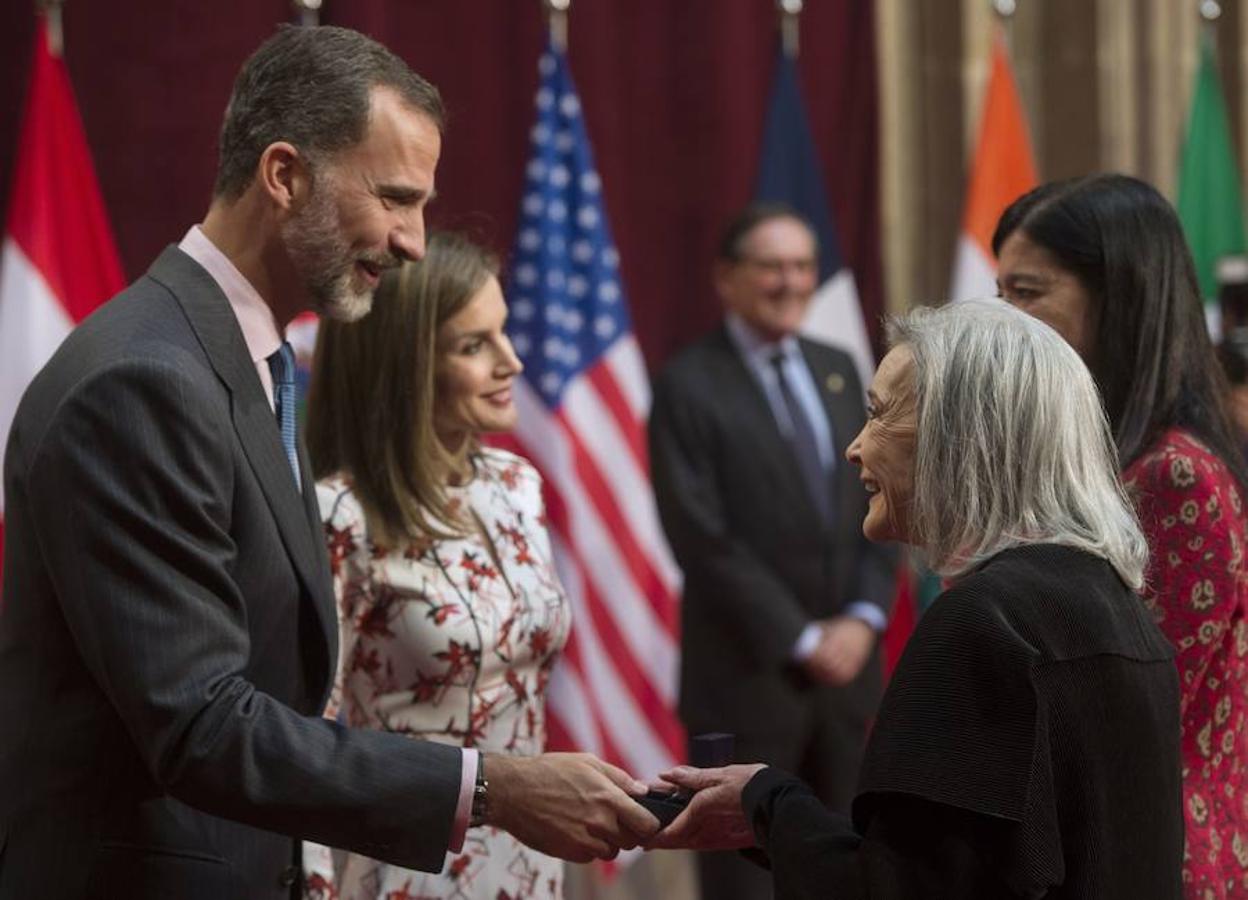 Los Reyes saluda a la actriz Nuria Espert, galardonada con el el Premio Princesa de Asturias de la Artes.. AFP