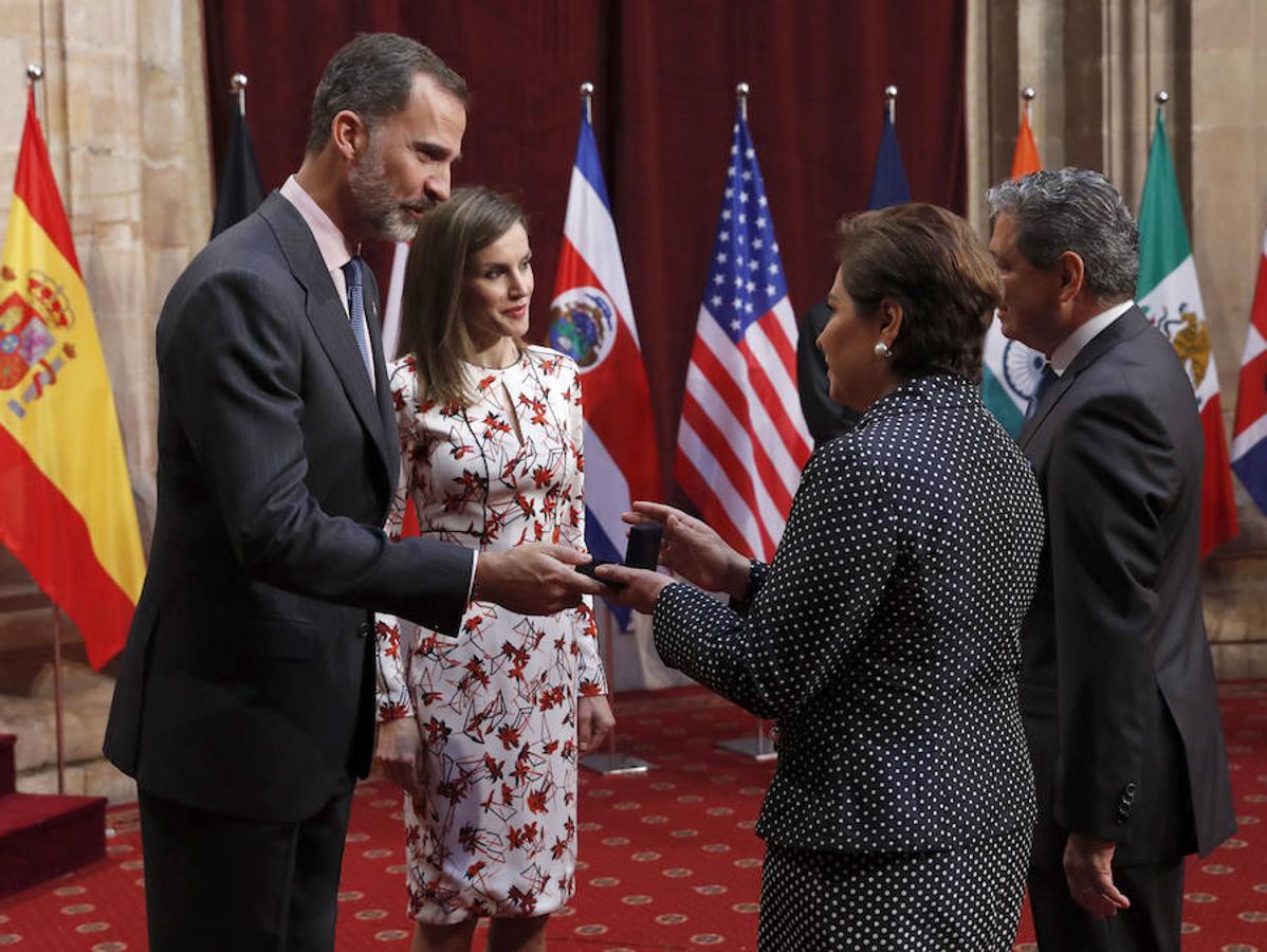 Los Reyes entregan a Patricia Espinosa, secretaria ejecutiva de la Convención Marco de la ONU sobre el Cambio Climático (CMNUCC), organización galardonada con el Premio Princesa de Asturias de Cooperación Internacional, la insignia de la Fundación, durante la audiencia hoy a los premiados en esta XXXVI edición.. Efe