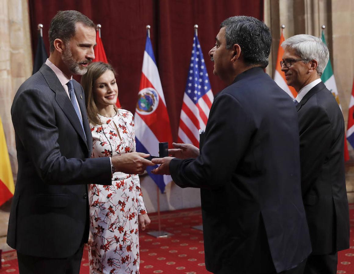 Los Reyes entregan a Siddhartha Kaul (en primer plano), presidente internacional de Aldeas Infantiles, organización galardonada con el Premio Princesa de Asturias de la Concordia, la insignia de la Fundación, durante la audiencia hoy a los premiados en esta XXXVI edición.. Efe