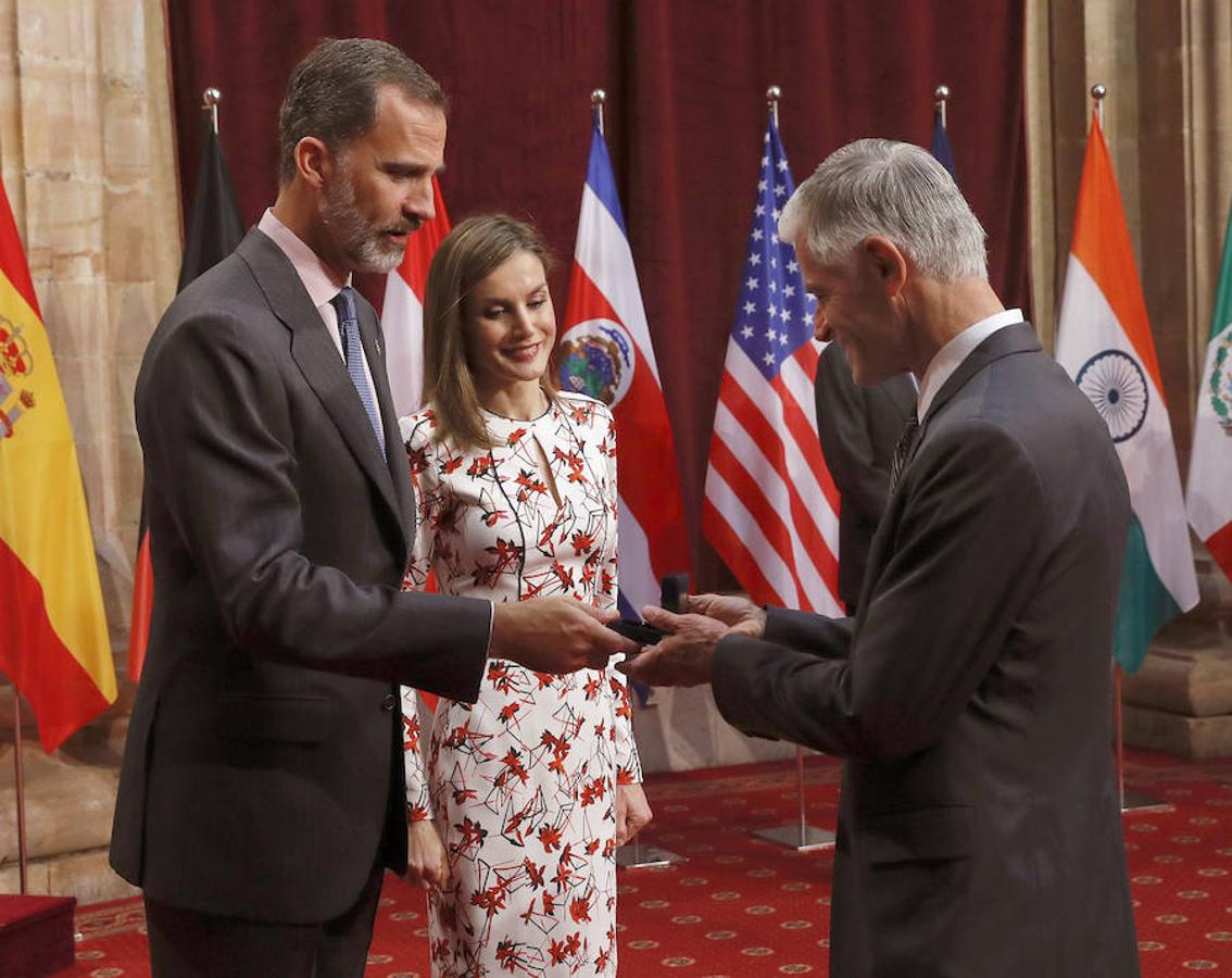 Los Reyes entregan al fotógrafo James Nachtwey, galardonado con el Premio Princesa de Comunicación y Humanidades, la insignia de la Fundación, durante la audiencia hoy a los premiados en esta XXXVI edición.. Efe