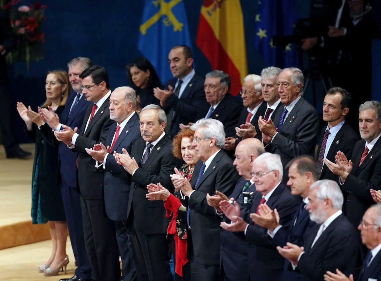 La presidenta del Congreso, Ana Pastor, y el ministro de Educación y Cultura en funciones, Íñigo Méndez de Vigo, entre otras autoridades, durante la ceremonia de entrega de los Premios Princesa de Asturias 2016.