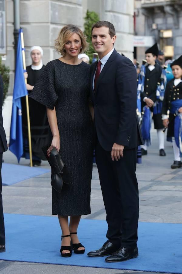 El líder de Ciudadanos, Albert Rivera, y su pareja, Beatriz Tajuelo, a la entrada del Teatro Campoamor.. 