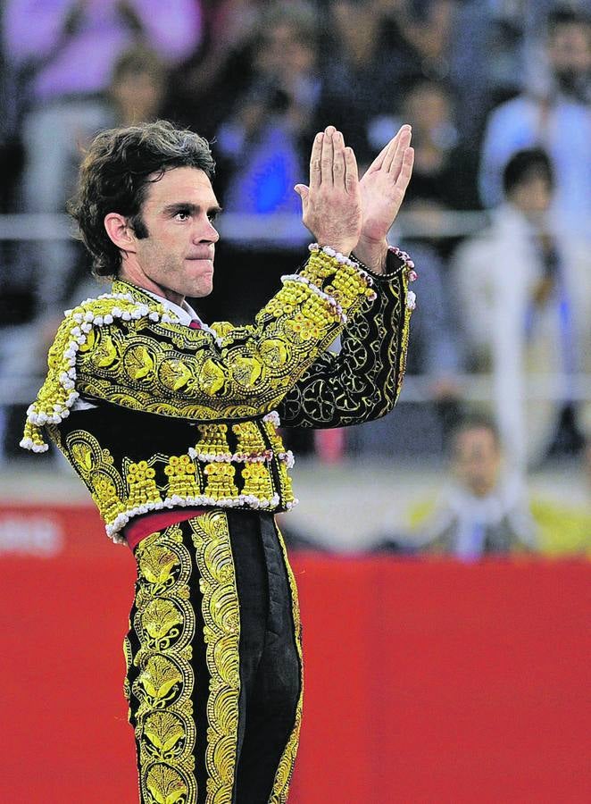 José Tomás aplaude a la afición. 