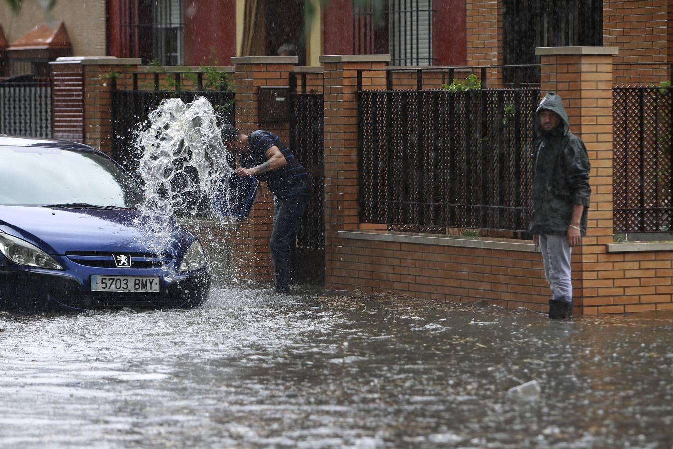 El aviso amarillo por lluvias seguirá presente en Sevilla hasta el mediodía de este lunes