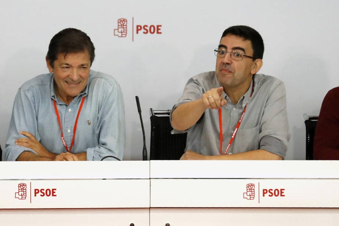 El presidente de la gestora del PSOE, Javier Fernández, y el vocal Mario Jiménez Díaz, poco antes de que comenzase la reunión del Comité Federal del partido.. 