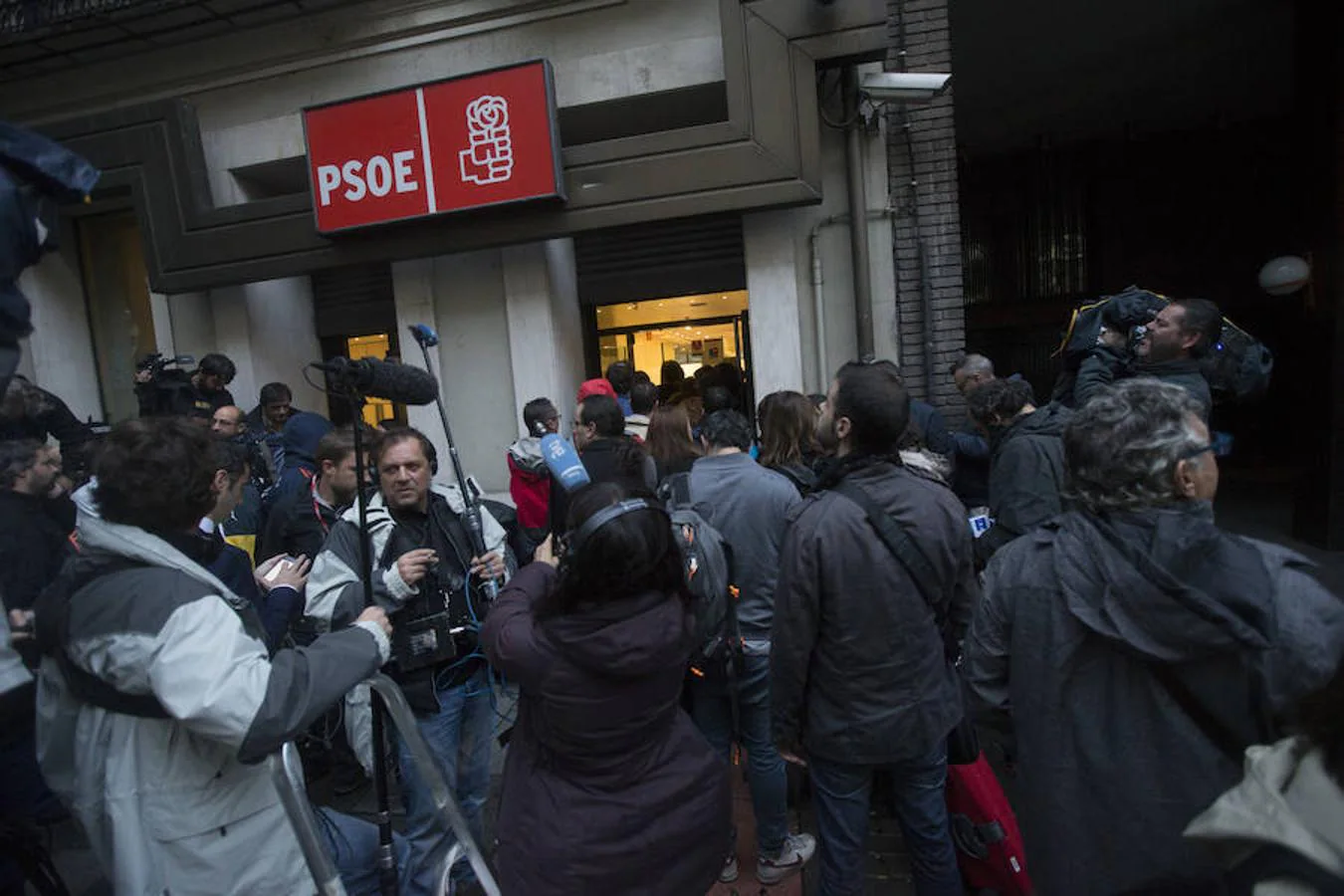 Mientras la decisiva reunión se desarrolla, periodistas y reporteros se acumulaban a la entrada de la sede del PSOE.