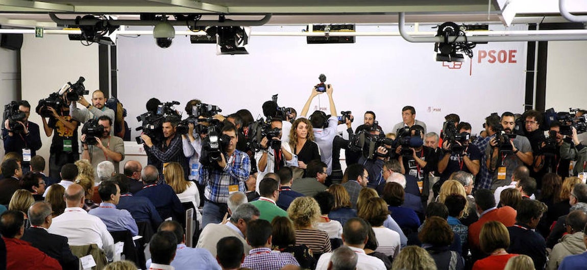 Nube de cámaras al inicio de la reunión del Comité Federal del PSOE, máximo órgano entre congresos.. 