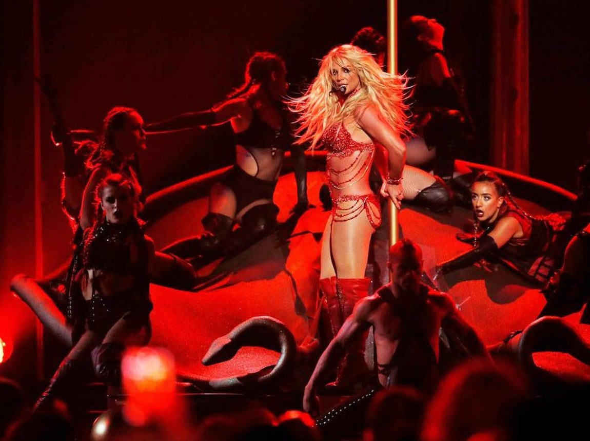 Britney Spears. La cantante se tatuó en la nuca unas letras que significaban «responsabilidad y control sobre la propia vida». En 2008 decidió eliminar ese mensaje de su cuerpo