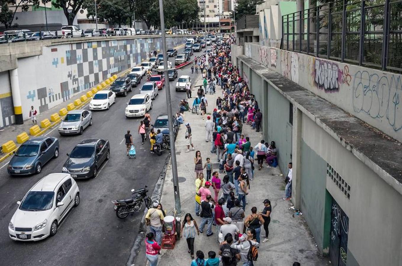 Las imágenes más impactantes del informe de Human Right Watch sobre Venezuela. Las colas para conseguir alimentos