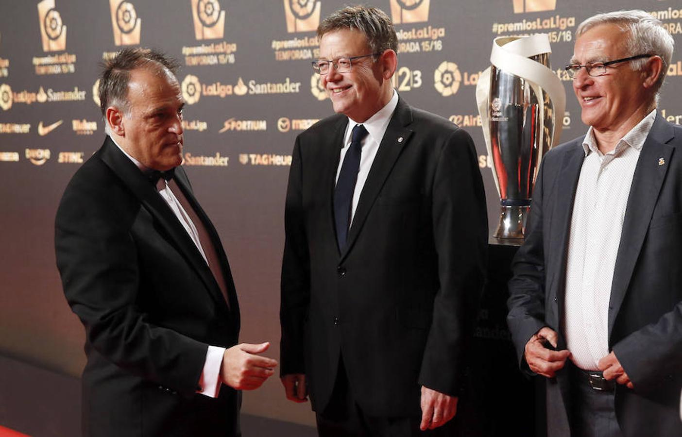 Jabier Tebas, junto a Ximo Puig, presidente de la Comunidad Valencia, y Joan Ribó, alcalde de Valencia. 